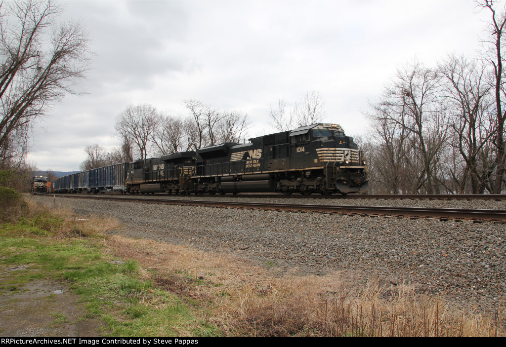 SD70ACe 1014 leads trash train 62V